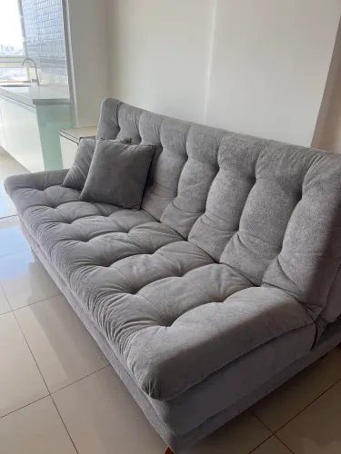 Sofá-cama cinza acolchoado