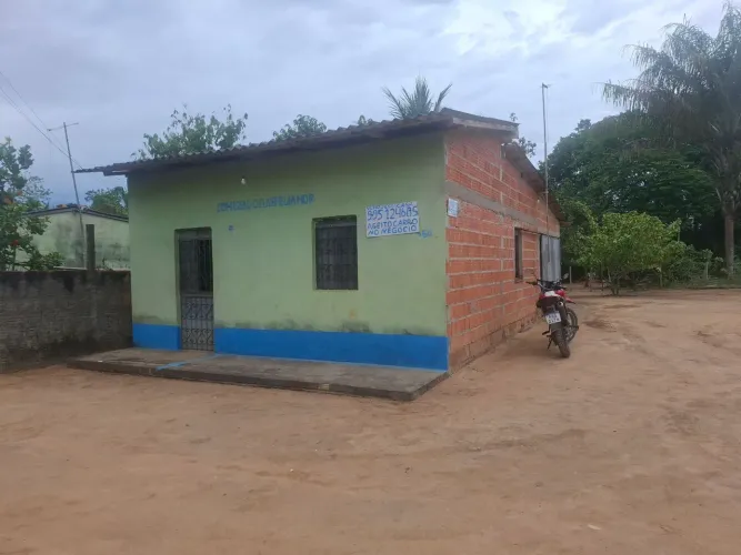 Vendo esta casa com dois quartos e cozinha e uma sala e uma garagem dentro da casa .