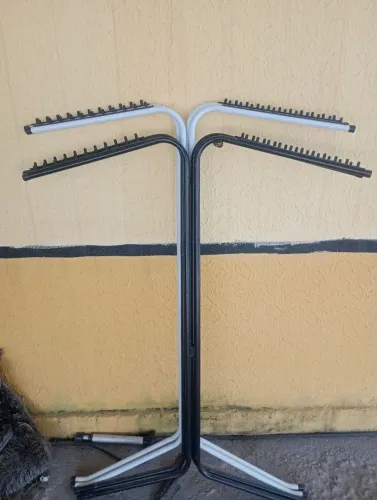 Duas araras de roupa semi-novo pra vender logo