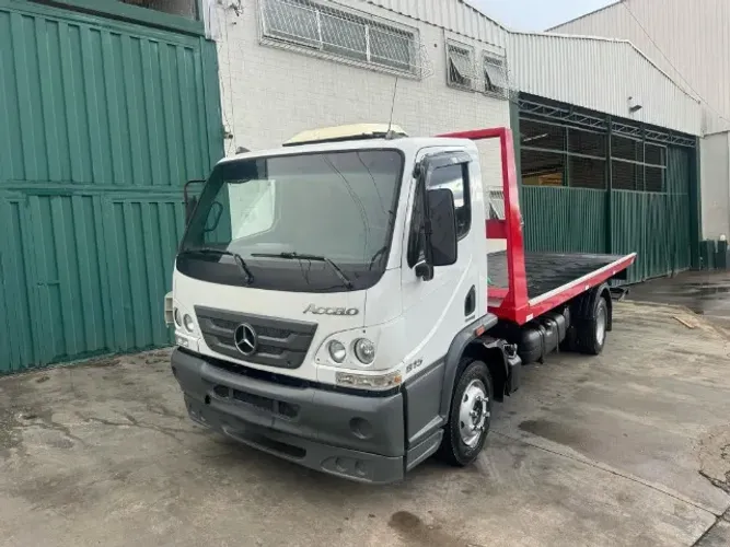 MB Accelo 815 Guincho Plataforma