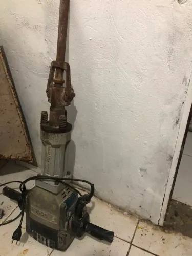 Vendo martelete demolidor Bosch 80 em ótimo estado de uso
