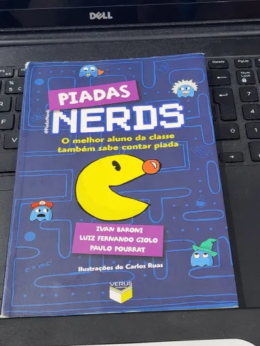 Livro Piadas Nerds O melhor aluno da classe também sabe contar piada.