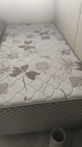 Cama com colchão muito conservado 