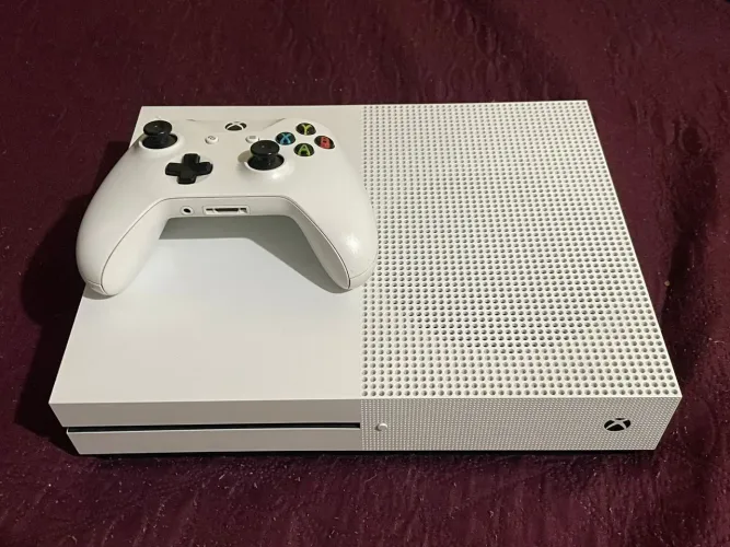 XBOX ONE S 500BG + 1 CONTROLE