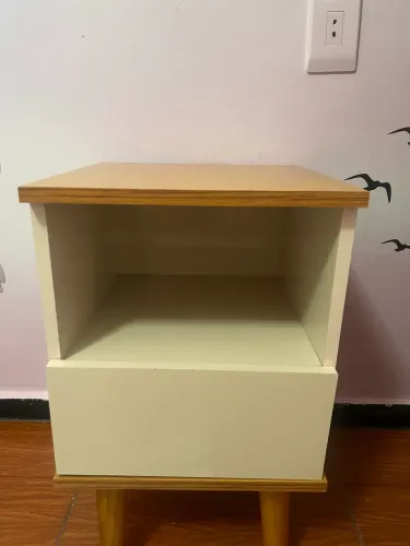 Vende -se dois criado mudo