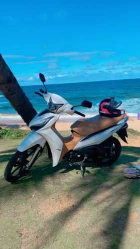 Vendo moto semi nova linda