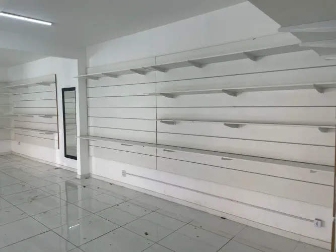 Painéis Canaletados com prateleiras para loja.