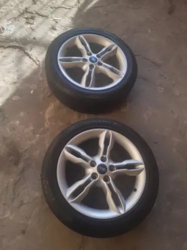 Rodas com pneus = 215 / 50 / R 17