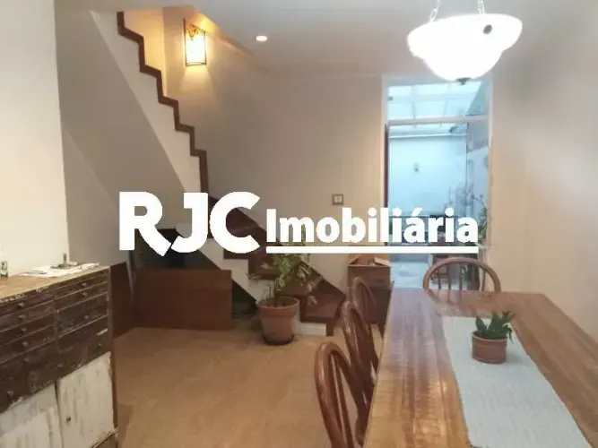 Rua Uruguai , parte nobre , casa de vila duplex,03 dormitórios , 1 suíte
