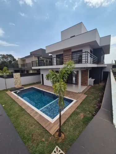 Casa de condomínio para venda tem 257 metros quadrados com 4 quartos