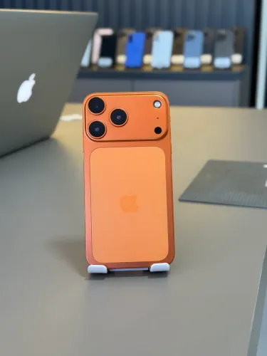 iPhone 11 64 gigas  na carcaça do 17 pro 