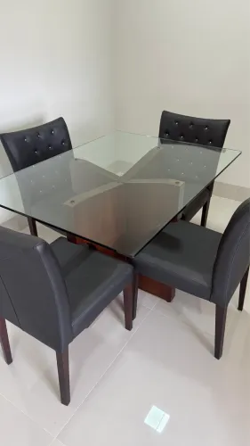 Mesa com 4 cadeiras