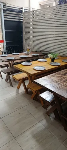Mesas com bancos para área gourmet