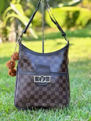Bolsa Louis Vuitton Transversal De Ombros Unissex (Acompanha Pompom) - Confecção Premium