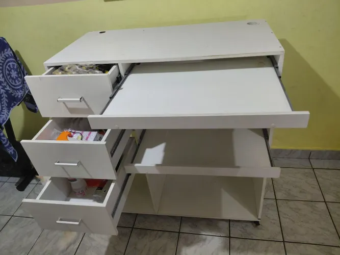 Balcão de atendimento para loja, com rodinhas e gaveta com chave. 