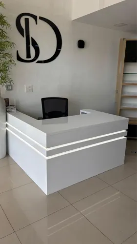 Balcão Recepção Formato L em MDF Lacado Branco com LED Embutido  