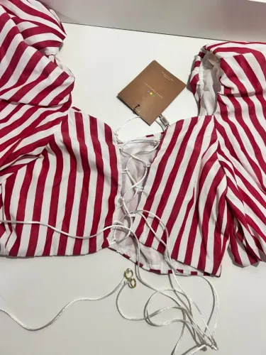 Blusa Charry listrada com manga bufante