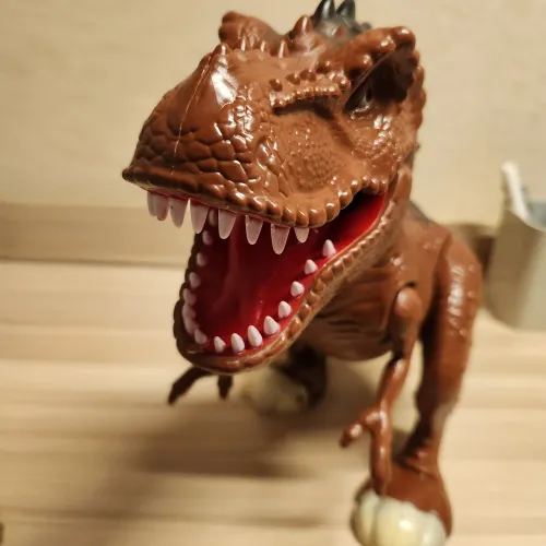 Dinossauro de brinquedo luz e som