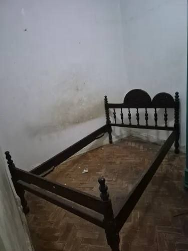 Cama casal entalhada, detalhe faltando e sem estrado