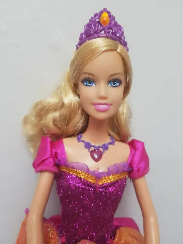 Boneca Barbie Princesa Liana do filme "Barbie e o Castelo de Diamantes" 2008