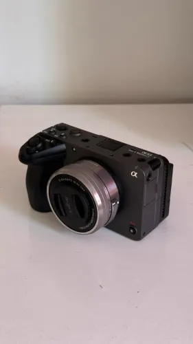 Sony FX30 + lente 16-50 f3.5 + caixa estanque Seafrogs + cartão de memória