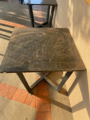 Mesa de tampo de granito 0,80 m x 0,80 m