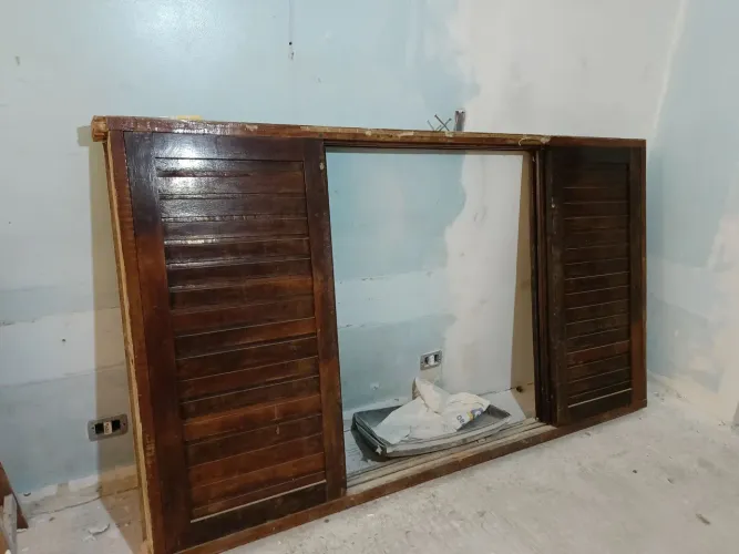 Janela de madeira maciça veneziana só pintar ou invernizar 700,00 reais 