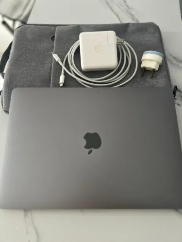 MacBook Pro M2 2022 8GB RAM, 512GB SSD, Carregador e Bolsa.