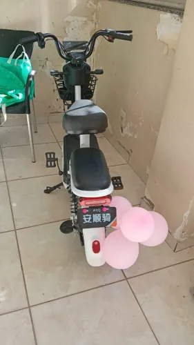 Moto elétrica e relógio