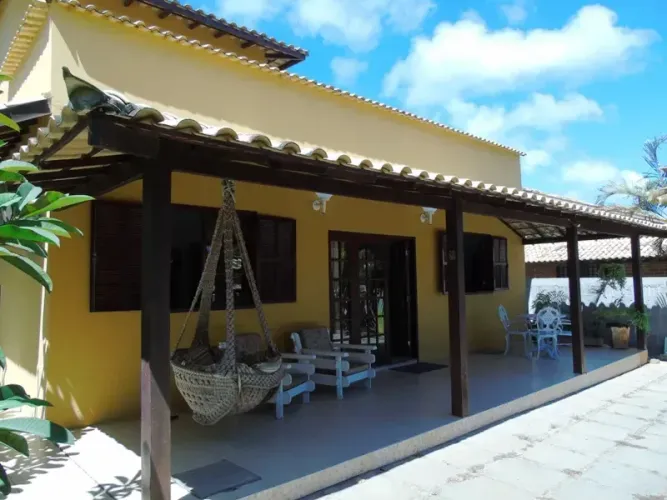 Casa de condomínio para aluguel de TEMPORADA 4 quartos sendo 3 suítes para 8 adultos e 2 c