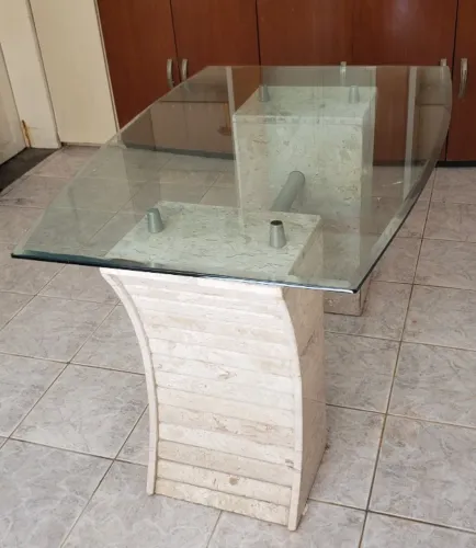 Mesa de vidro com base de Marmore