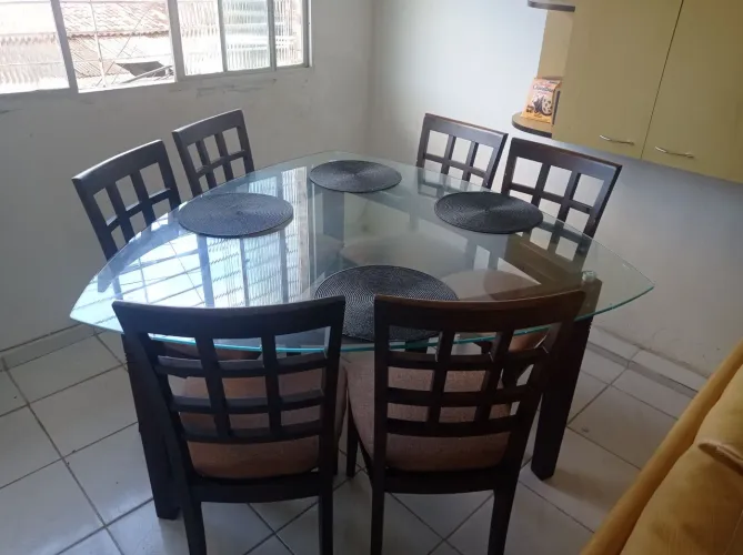 Mesa de madeira legítima escura com 6 cadeiras com tampo de vidro temperado