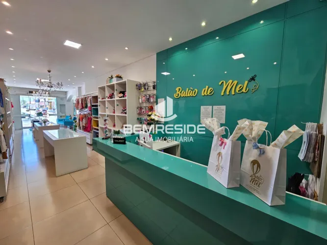 Loja de roupa infantojuvenil completa com estoque e mobília na avenida principal