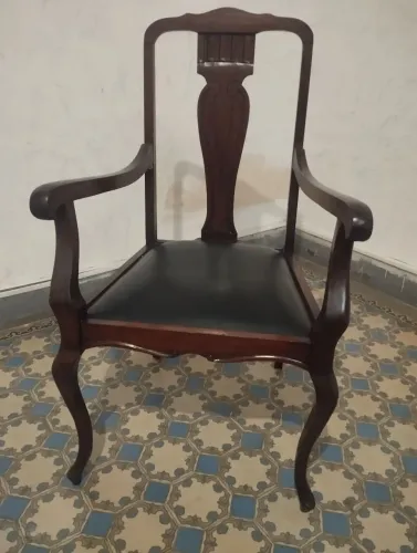 Vende cadeira maciça 