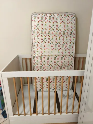 Berço precisa de limpeza e um pequeno ajuste em 1 dos parafusos que quebrou na mudança.