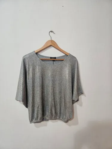 Blusa brilhosa cinza e dourada