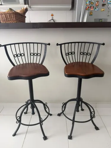 02 Cadeiras estilo bisto de madeira