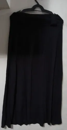 Saia longa preta com cintura larga