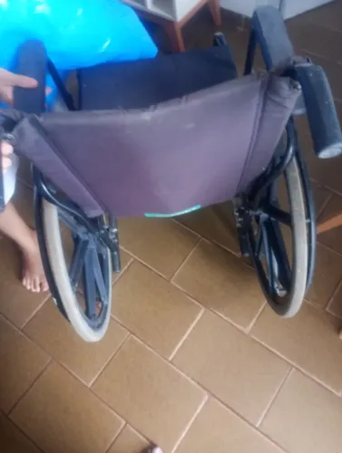 Cadeira de rodas, semi-novo, articulada.