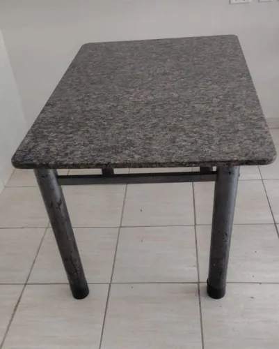 Mesa tampo de pedra
