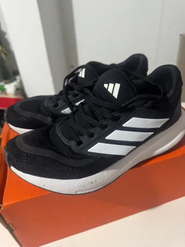 Tênis adidas 