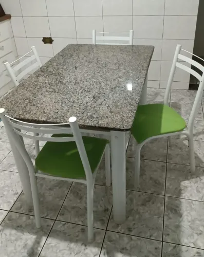 Jogo de mesa com 4 cadeiras tampa em mármore