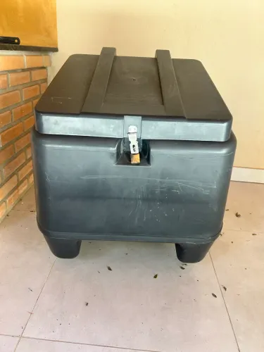 Baú 80 litros com suporte