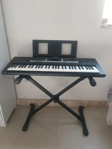Teclado YAMAHA PSR-E243, com suporte, fonte e porta partitura