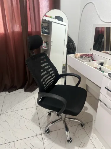 Cadeira Giratória Preta estofado com apoio p/ cabeça