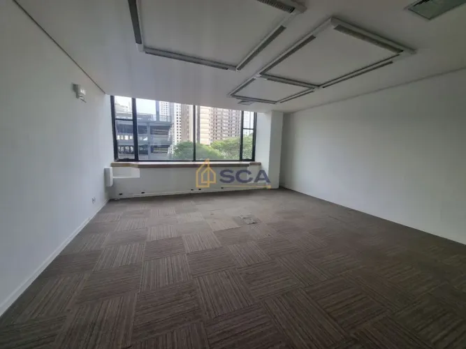 Conjunto comercial de 375m² com 8 vagas de garagem em Cidade Monções - SP