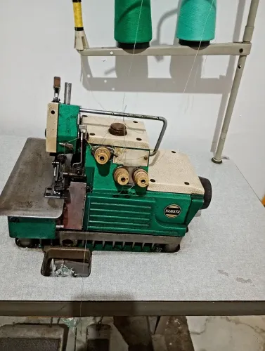 Máquina de costura overloque industrial yamata