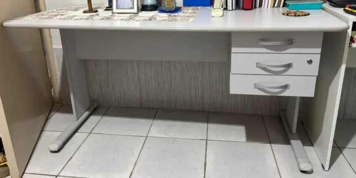 meda de escritório - 74cm Altura - 1m e 52 cm de comprimento - 61cm de largura 