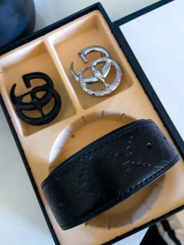 CINTO FEMININO GUCCI COM 2 FIVELAS PRETO E PRATA 120cm