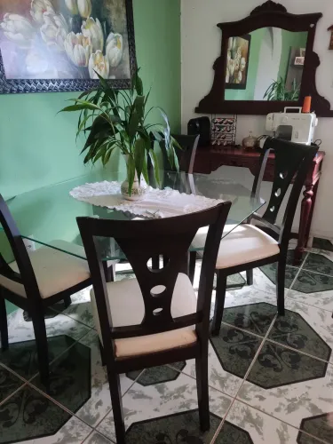 Mesa de vidro com cadeira de madeira